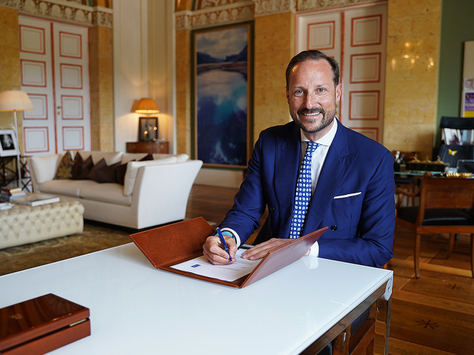 Crown Prince Haakon signing the agreement to continue as an advocate for the United National Development Programme (UNDP). Photo: Liv Anette Luane, The Royal Court